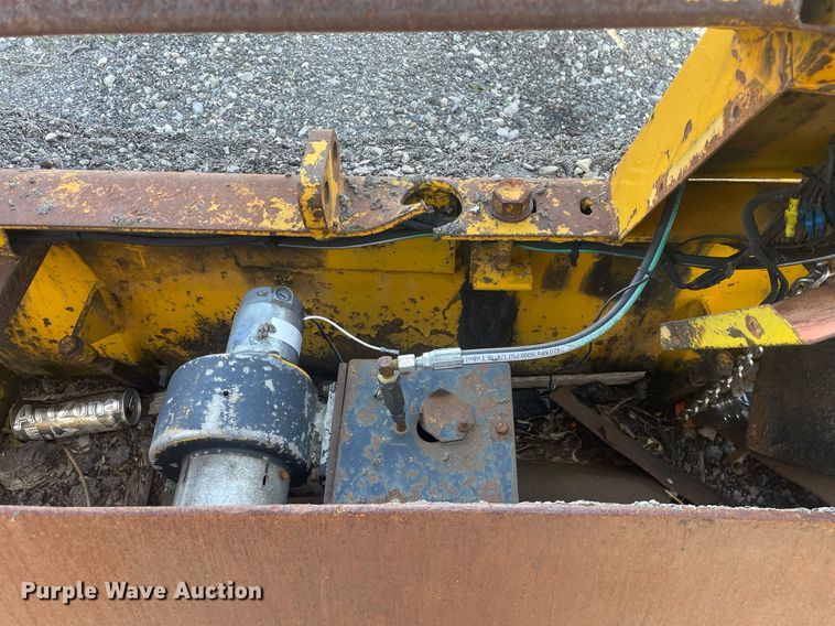 image for item LJ9624 1988 Blaw Knox PF-172  paver