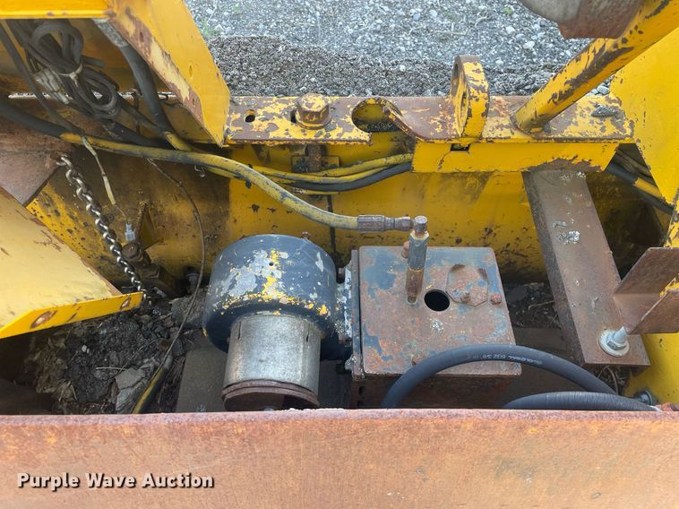 image for item LJ9624 1988 Blaw Knox PF-172  paver