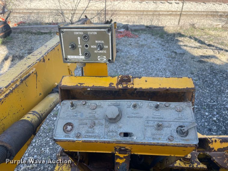 image for item LJ9624 1988 Blaw Knox PF-172  paver