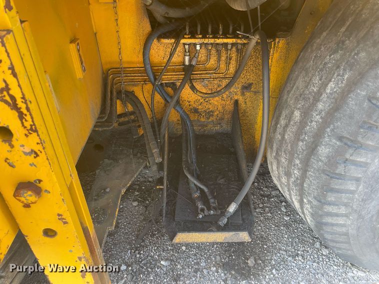 image for item LJ9624 1988 Blaw Knox PF-172  paver