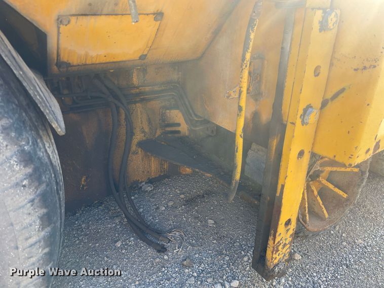 image for item LJ9624 1988 Blaw Knox PF-172  paver