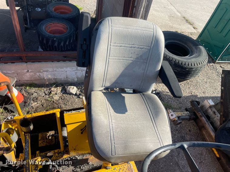 image for item LJ9624 1988 Blaw Knox PF-172  paver