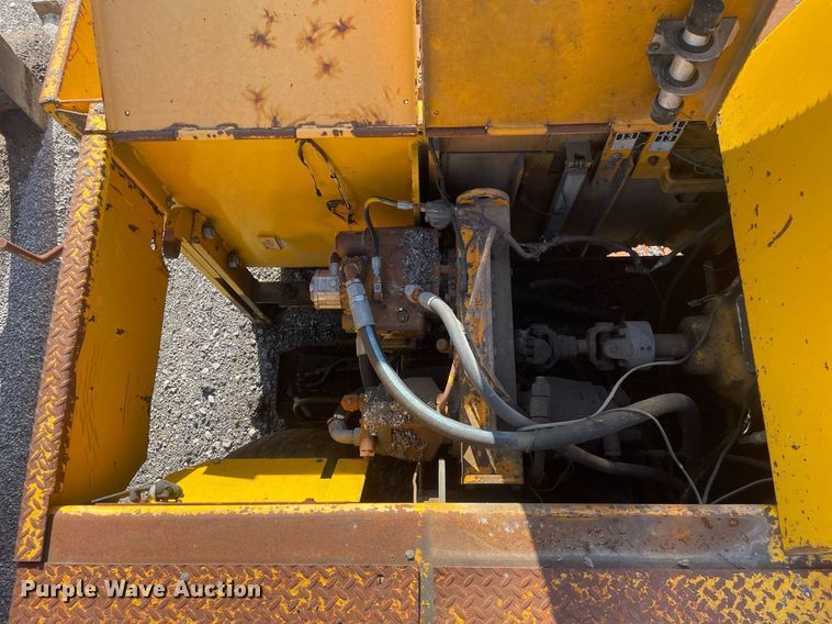 image for item LJ9624 1988 Blaw Knox PF-172  paver