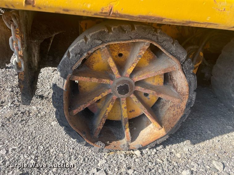 image for item LJ9624 1988 Blaw Knox PF-172  paver