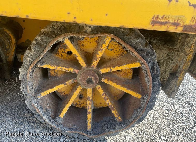 image for item LJ9624 1988 Blaw Knox PF-172  paver