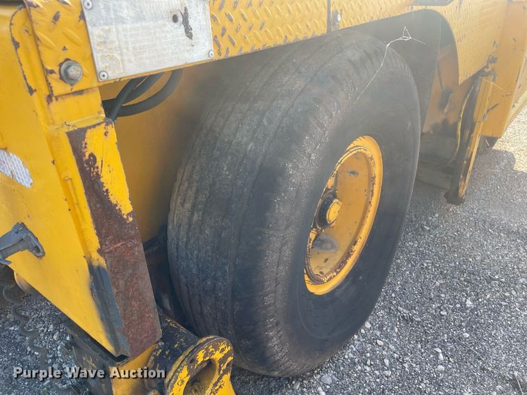 image for item LJ9624 1988 Blaw Knox PF-172  paver