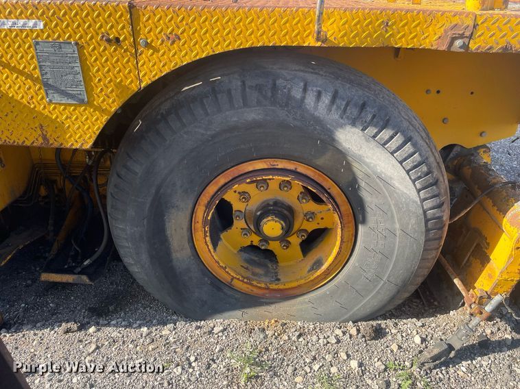 image for item LJ9624 1988 Blaw Knox PF-172  paver