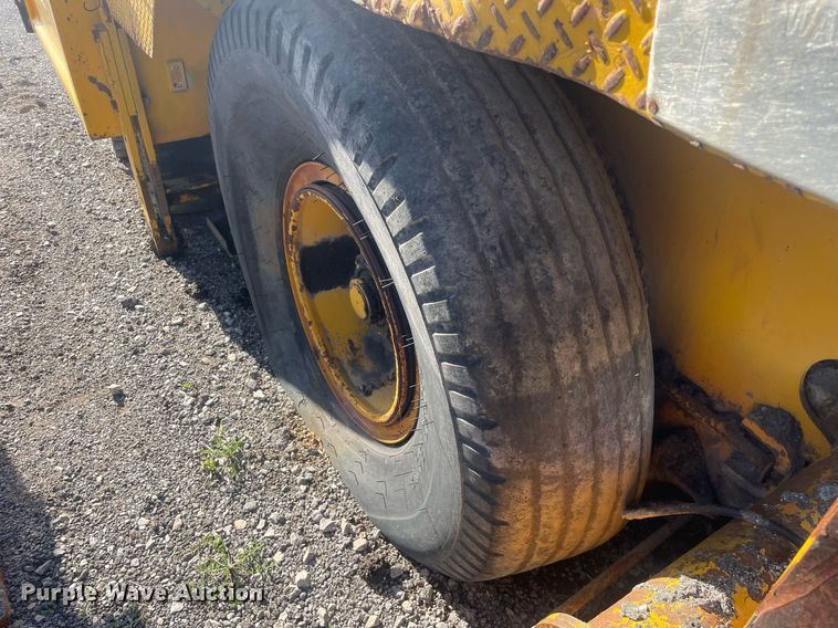 image for item LJ9624 1988 Blaw Knox PF-172  paver