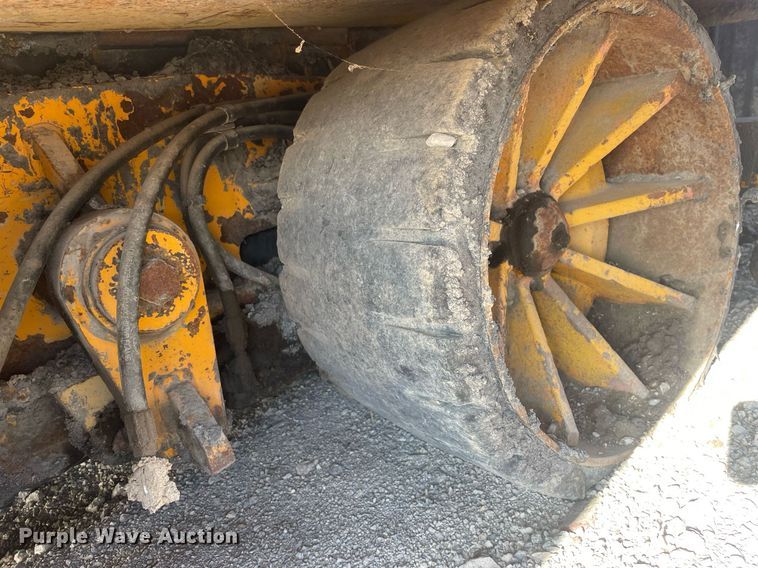 image for item LJ9624 1988 Blaw Knox PF-172  paver