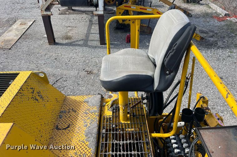 image for item LJ9627 2000 Cedarapids CR451  paver