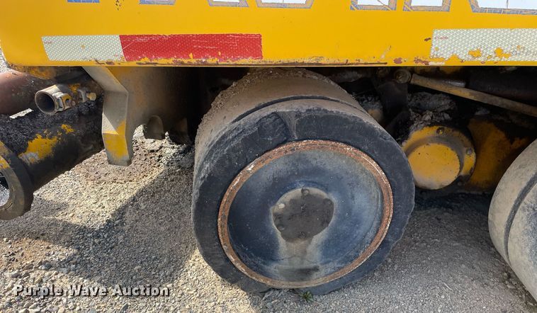 image for item LJ9627 2000 Cedarapids CR451  paver