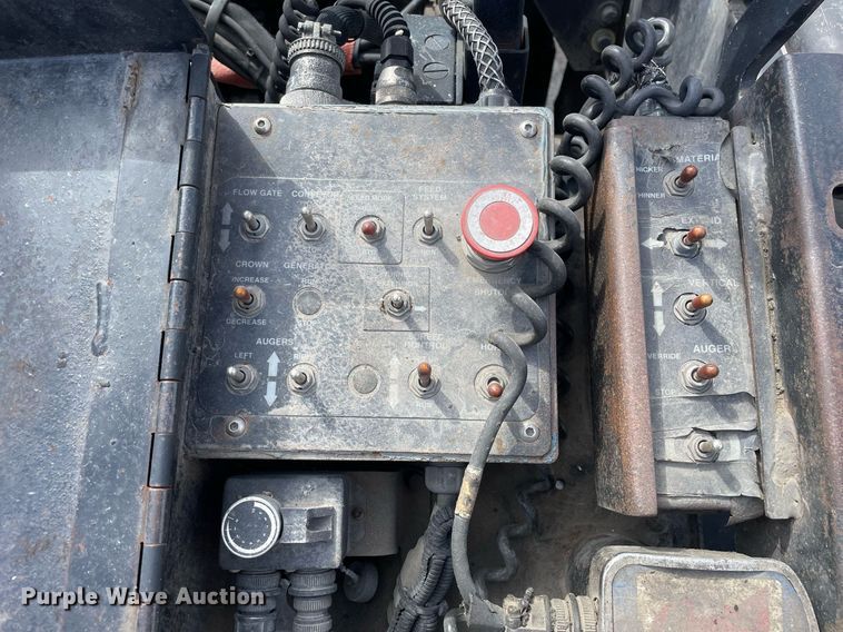 image for item LJ9628 2007 Roadtec RP195  paver