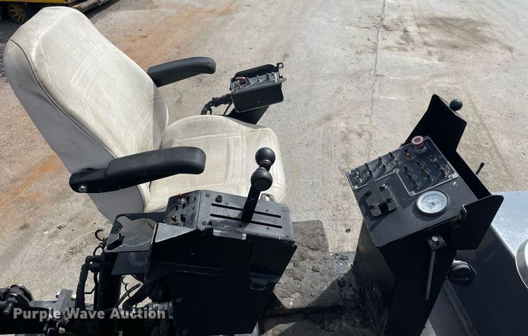 image for item LJ9628 2007 Roadtec RP195  paver