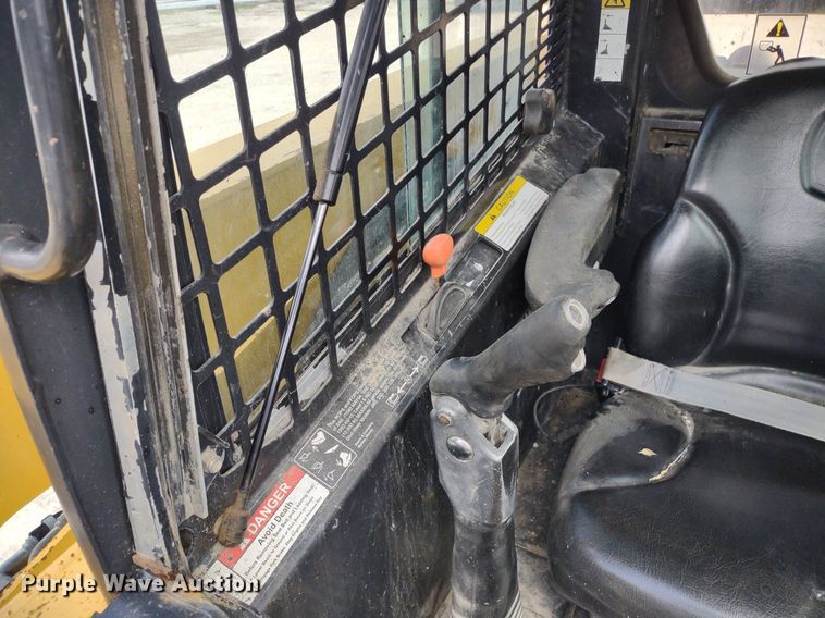 image for item LL9078 John Deere 260  skid steer loader