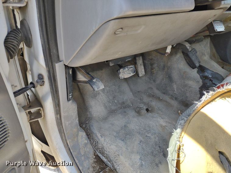 image for item LL9086 2001 Ford F450 Super Duty XL  bucket truck