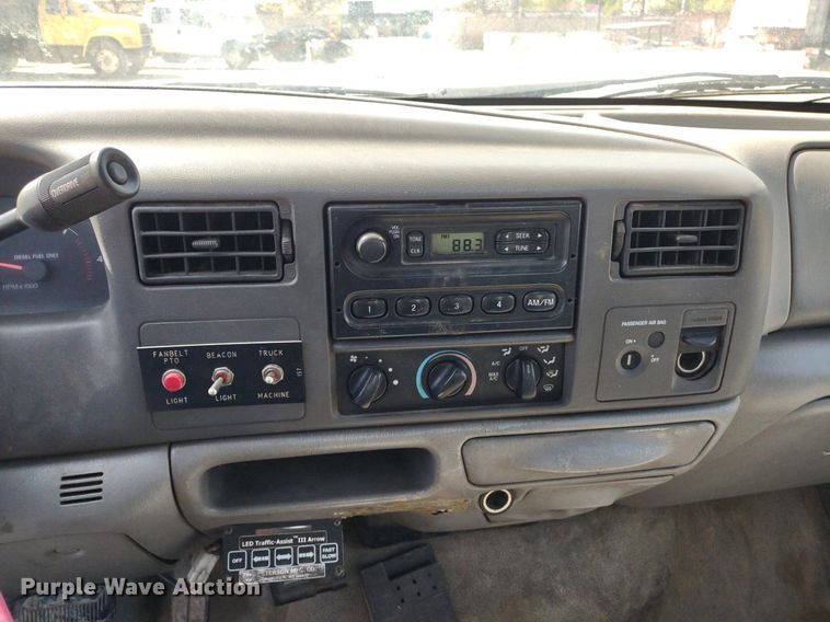 image for item LL9086 2001 Ford F450 Super Duty XL  bucket truck