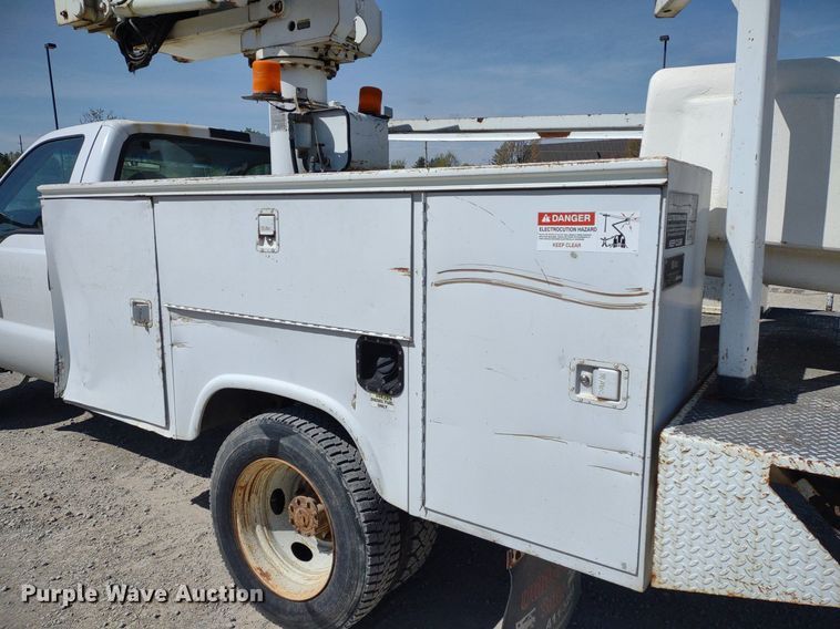 image for item LL9086 2001 Ford F450 Super Duty XL  bucket truck