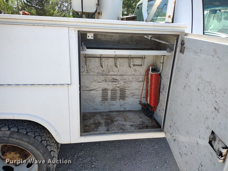 image for item LL9086 2001 Ford F450 Super Duty XL  bucket truck