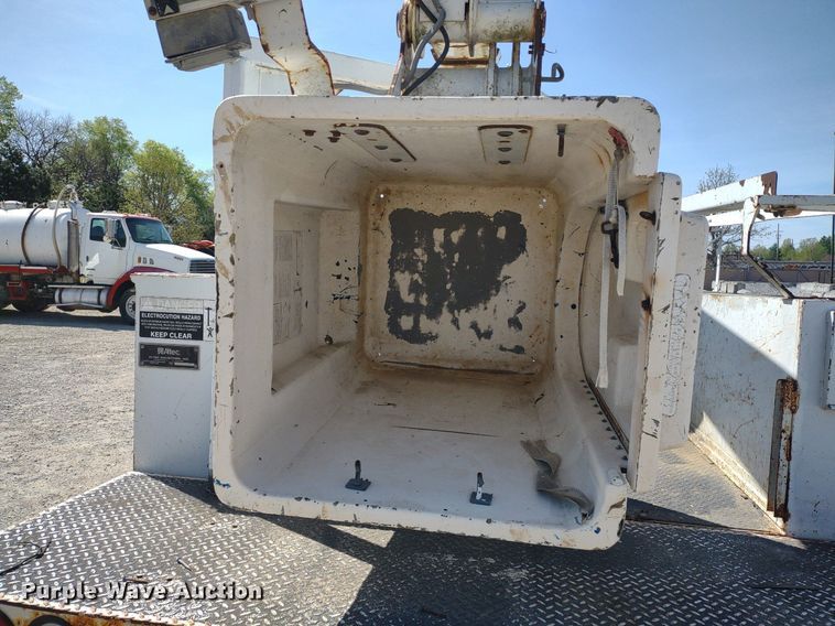 image for item LL9086 2001 Ford F450 Super Duty XL  bucket truck