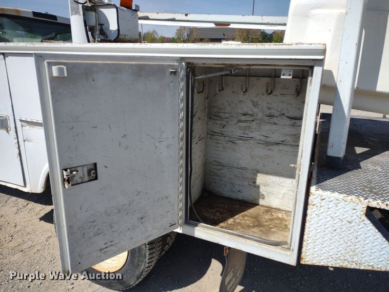 image for item LL9086 2001 Ford F450 Super Duty XL  bucket truck