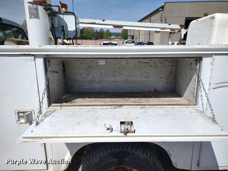 image for item LL9086 2001 Ford F450 Super Duty XL  bucket truck