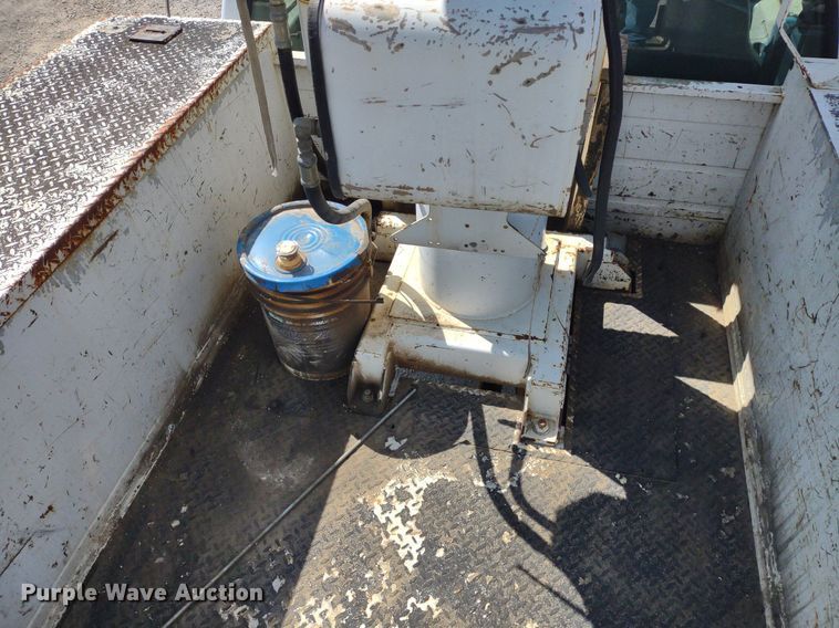 image for item LL9086 2001 Ford F450 Super Duty XL  bucket truck