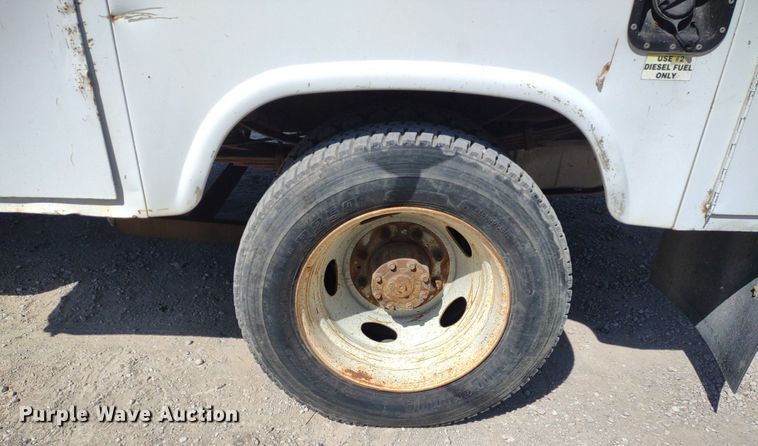 image for item LL9086 2001 Ford F450 Super Duty XL  bucket truck