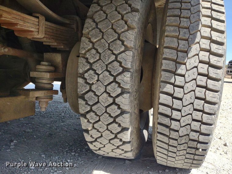 image for item LL9086 2001 Ford F450 Super Duty XL  bucket truck