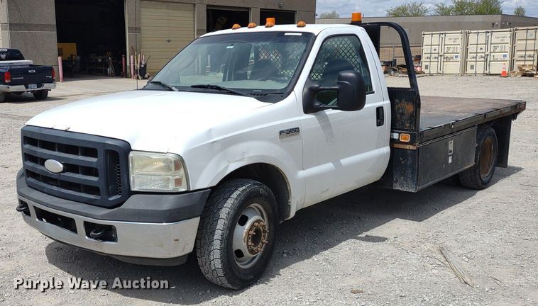 image for item LL9087 2007 Ford F350 Super Duty XL  flatbed pickup truck