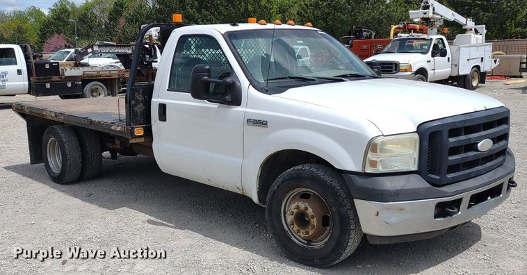 image for item LL9087 2007 Ford F350 Super Duty XL  flatbed pickup truck