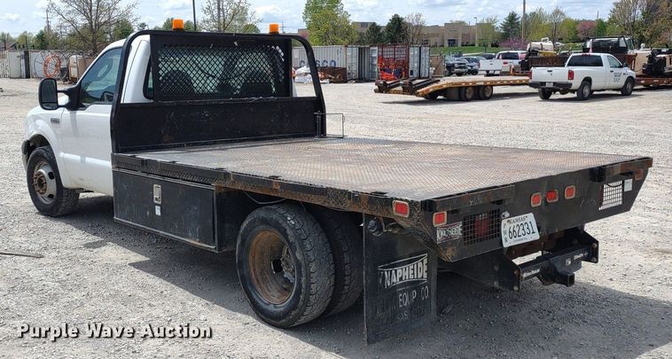 image for item LL9087 2007 Ford F350 Super Duty XL  flatbed pickup truck
