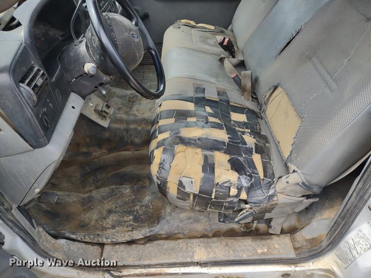 image for item LL9087 2007 Ford F350 Super Duty XL  flatbed pickup truck