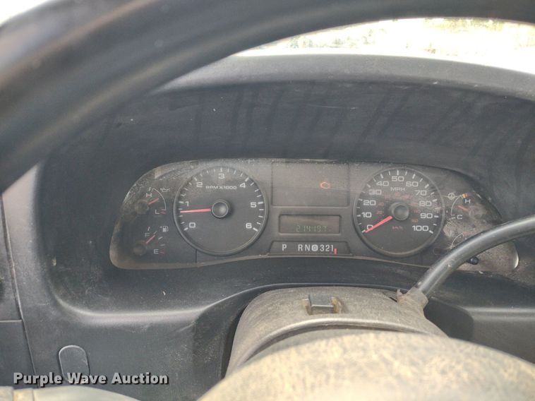 image for item LL9087 2007 Ford F350 Super Duty XL  flatbed pickup truck