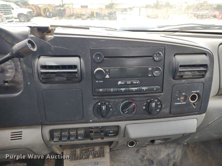 image for item LL9087 2007 Ford F350 Super Duty XL  flatbed pickup truck