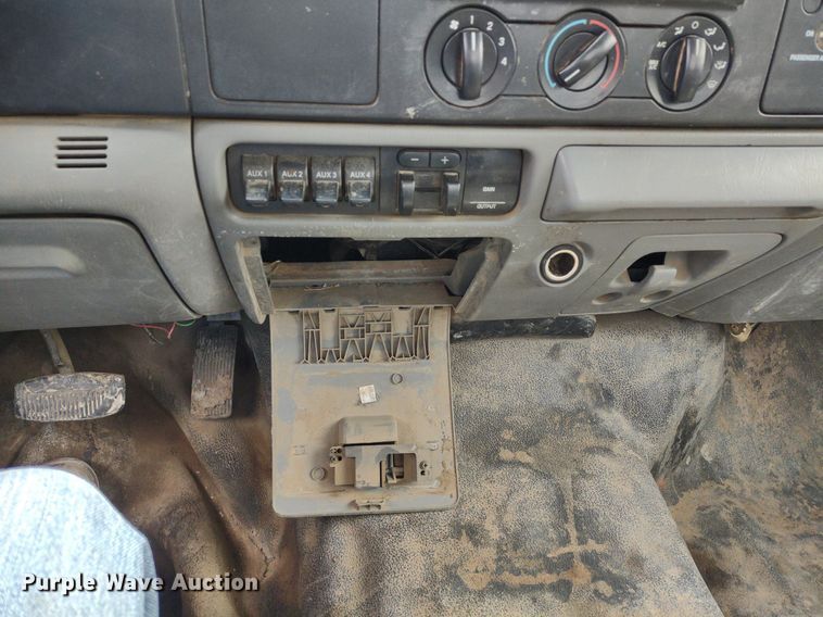 image for item LL9087 2007 Ford F350 Super Duty XL  flatbed pickup truck