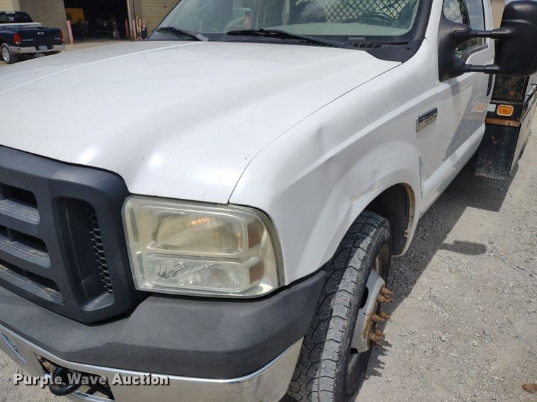 image for item LL9087 2007 Ford F350 Super Duty XL  flatbed pickup truck