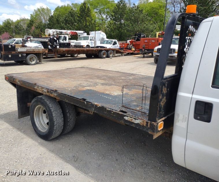 image for item LL9087 2007 Ford F350 Super Duty XL  flatbed pickup truck