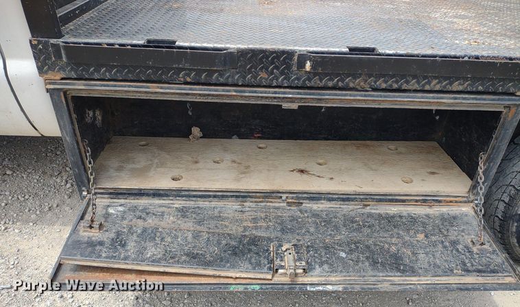 image for item LL9087 2007 Ford F350 Super Duty XL  flatbed pickup truck