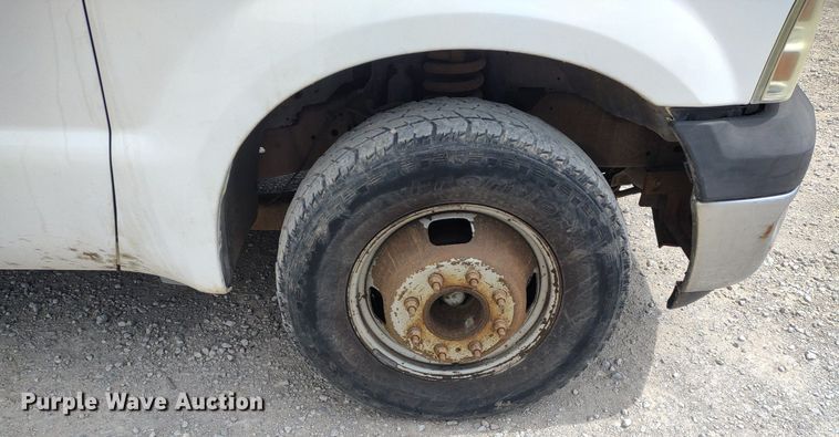 image for item LL9087 2007 Ford F350 Super Duty XL  flatbed pickup truck