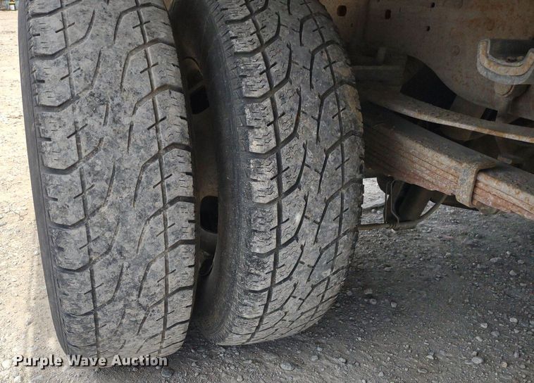 image for item LL9087 2007 Ford F350 Super Duty XL  flatbed pickup truck