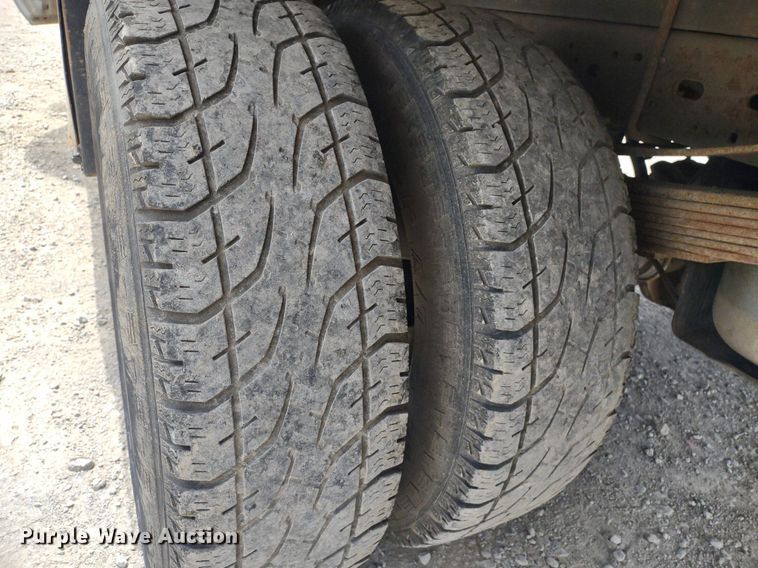 image for item LL9087 2007 Ford F350 Super Duty XL  flatbed pickup truck