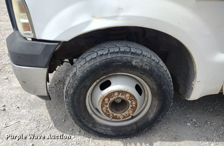 image for item LL9087 2007 Ford F350 Super Duty XL  flatbed pickup truck