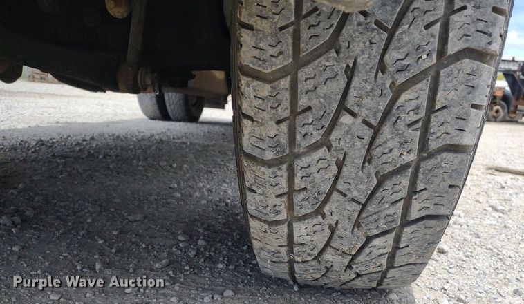 image for item LL9087 2007 Ford F350 Super Duty XL  flatbed pickup truck