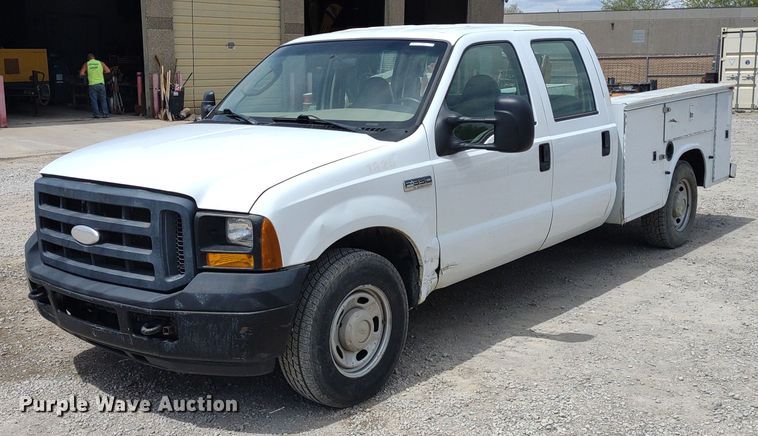 image for item LL9088 2006 Ford F350 Super Duty XL  Crew Cab utility bed pickup truck