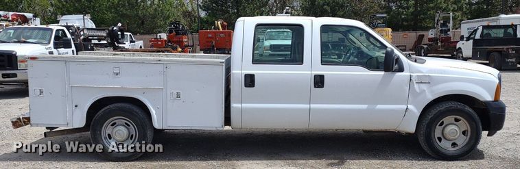 image for item LL9088 2006 Ford F350 Super Duty XL  Crew Cab utility bed pickup truck