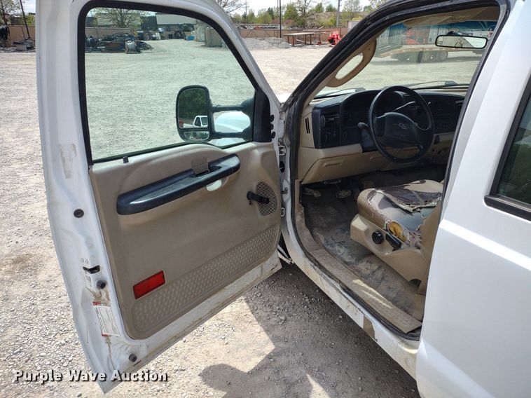 image for item LL9088 2006 Ford F350 Super Duty XL  Crew Cab utility bed pickup truck