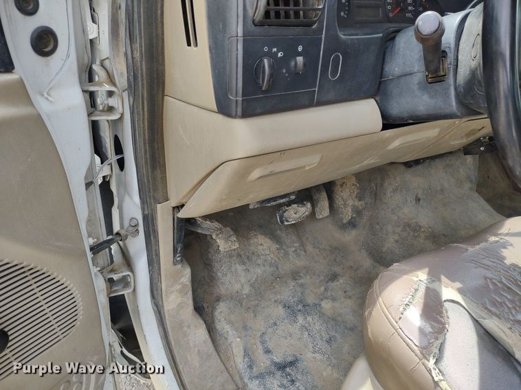 image for item LL9088 2006 Ford F350 Super Duty XL  Crew Cab utility bed pickup truck