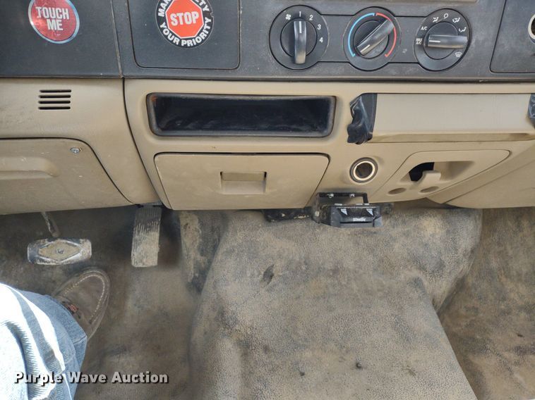 image for item LL9088 2006 Ford F350 Super Duty XL  Crew Cab utility bed pickup truck