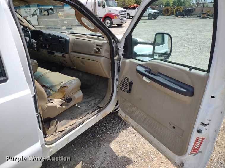 image for item LL9088 2006 Ford F350 Super Duty XL  Crew Cab utility bed pickup truck