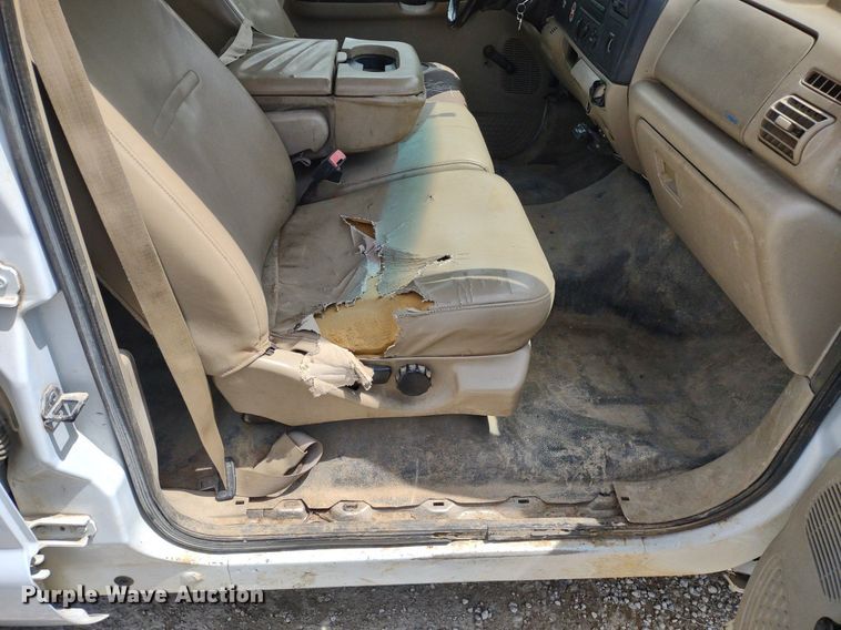 image for item LL9088 2006 Ford F350 Super Duty XL  Crew Cab utility bed pickup truck